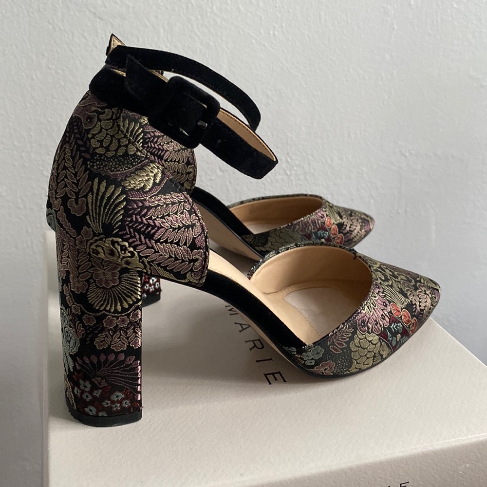 DETAILED gilded heel!